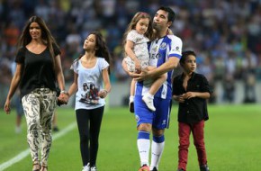 Деку зі сімєю після свого прощального матчу. Фото AFP